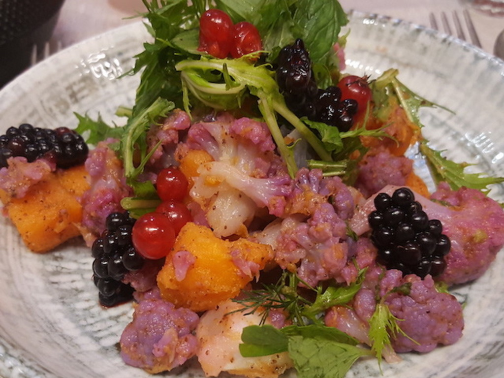 Insalata di cavolfiore viola, patate dolci e frutti di bosco