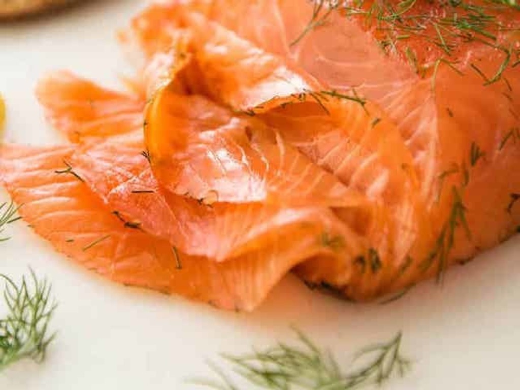 Carpaccio di salmone con panna acida all'aneto