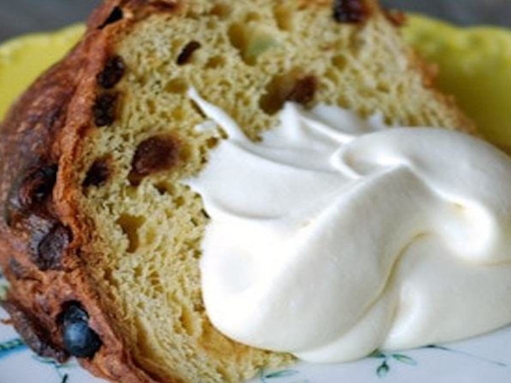 Panettone a fette con crema di yogurt