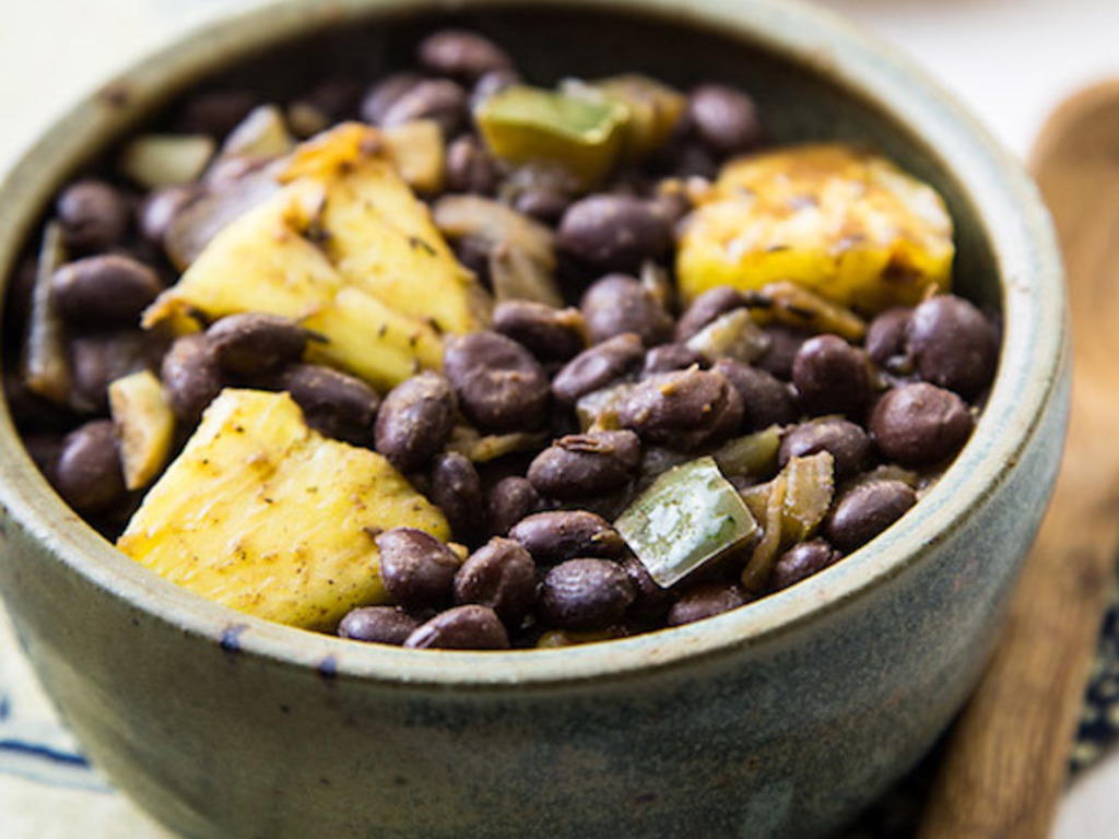 Fagioli neri e ananas
