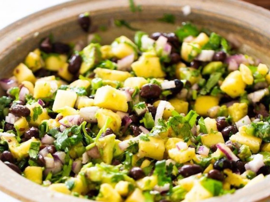 Insalata di fagioli neri, ananas, avocado, cipolla rossa e mais