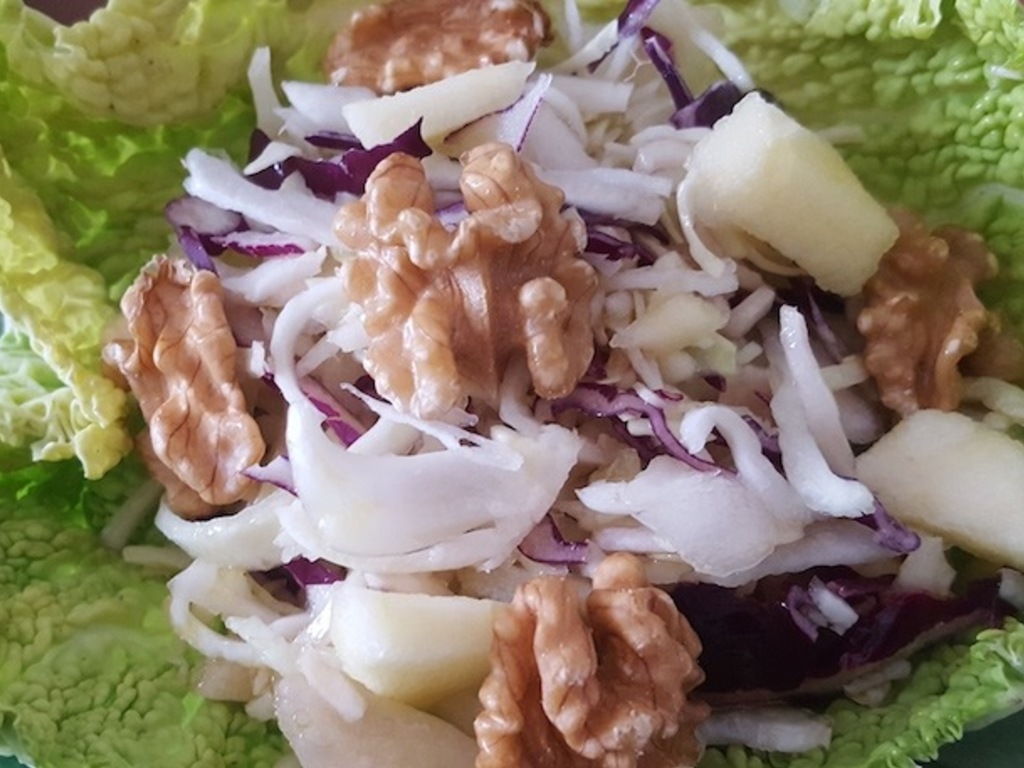 Insalata di verza, cavolo rosso, mele e noci 