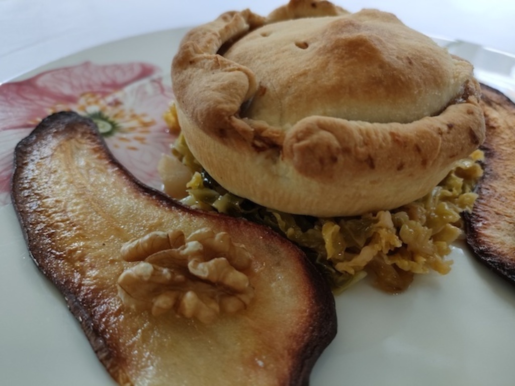 Tortino di sfoglia con pere, noci, grana padano dop e verze stufate