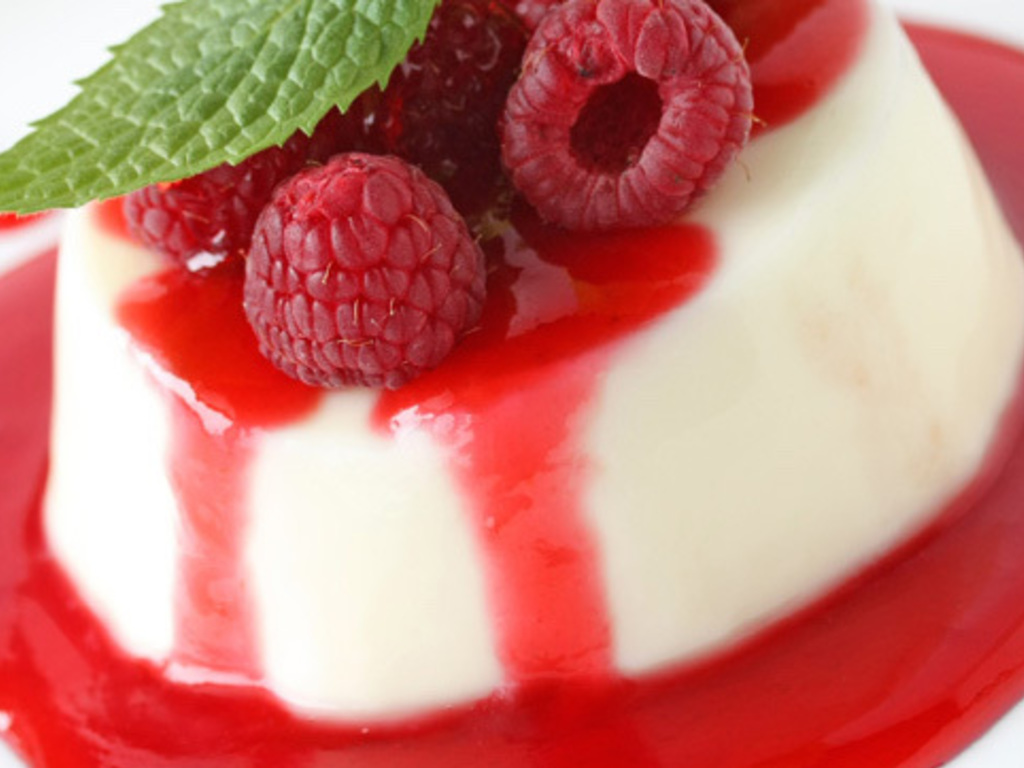 Biancomangiare alla crema di lamponi
