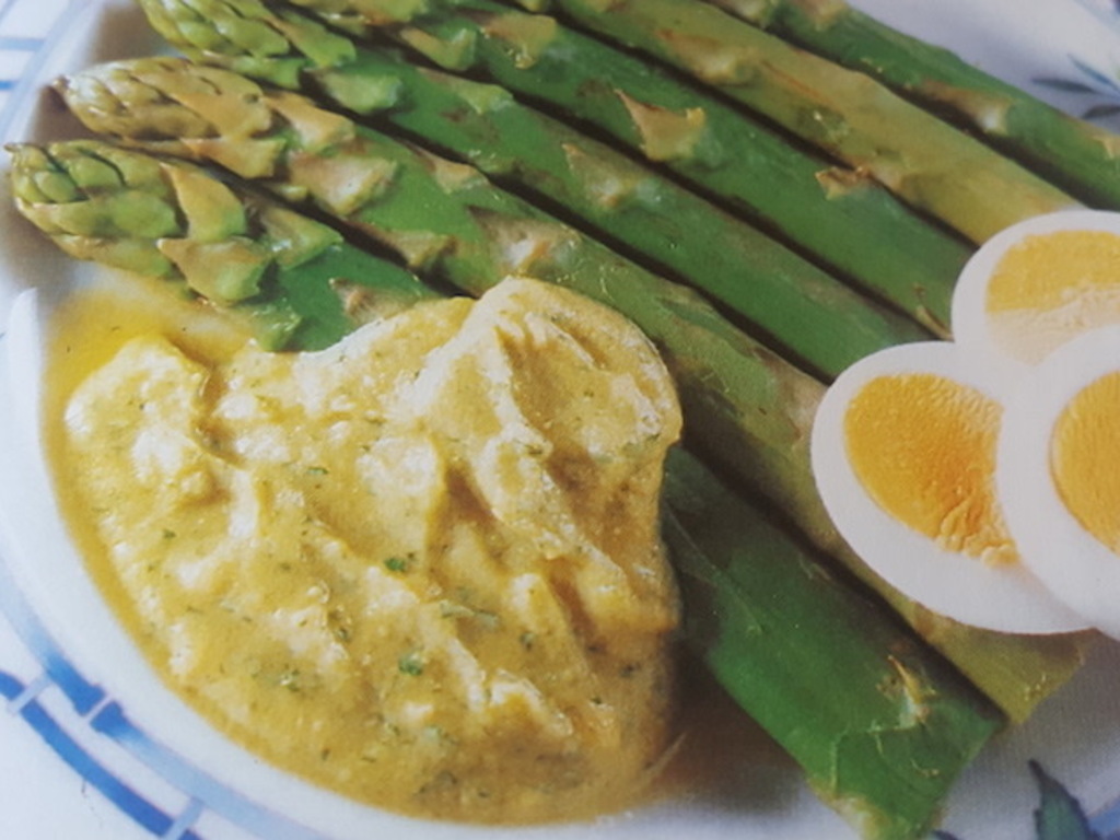 Asparagi con salsa al cerfoglio