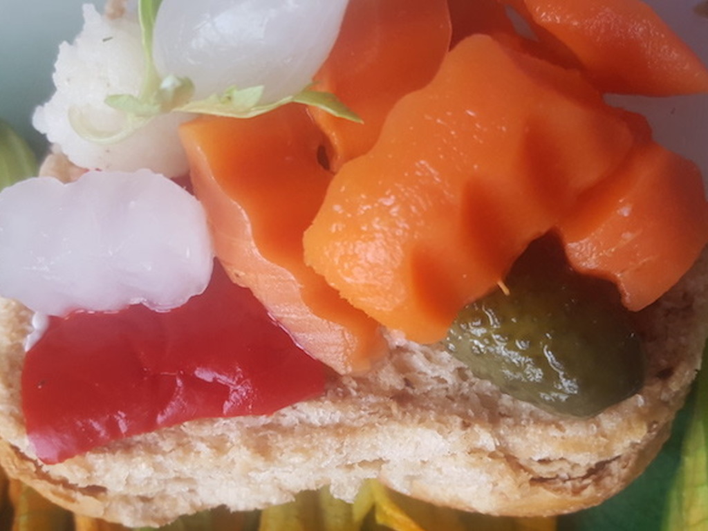 Frisella con giardiniera di verdure