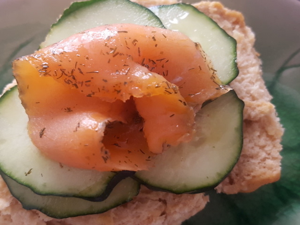Frisella con salmone e cetrioli