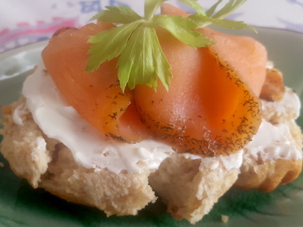 Frisella con formaggio fresco e salmone affumicato