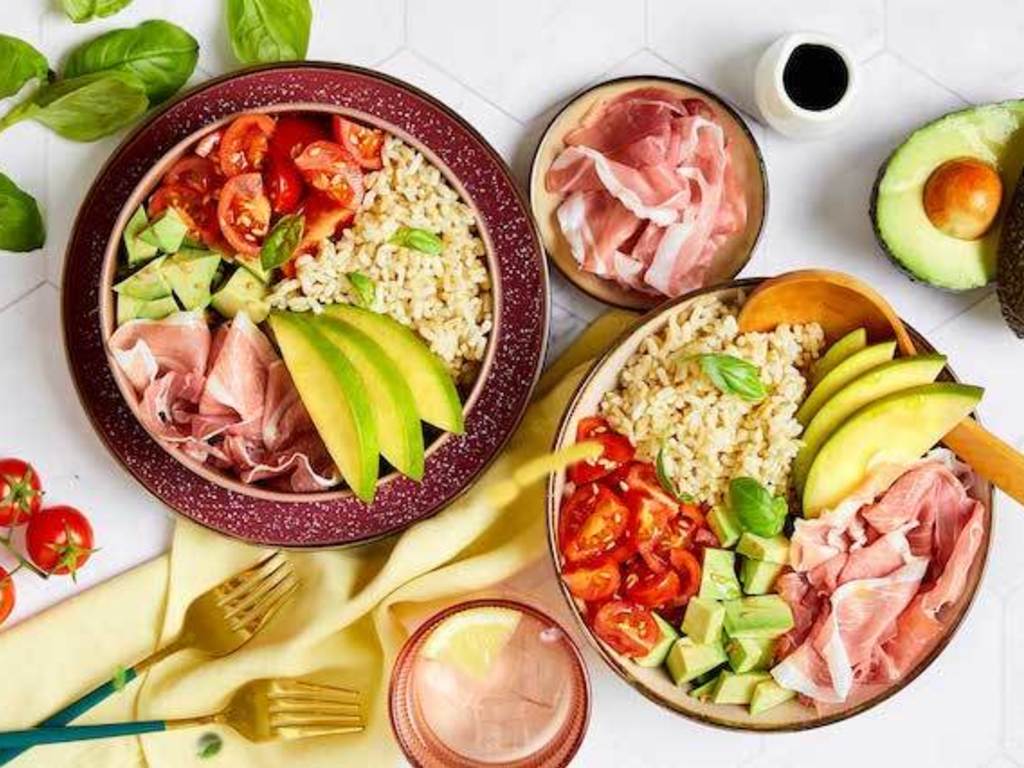 Poké  di riso integrale, prosciutto di San Daniele, pomodorini, avocado e mango