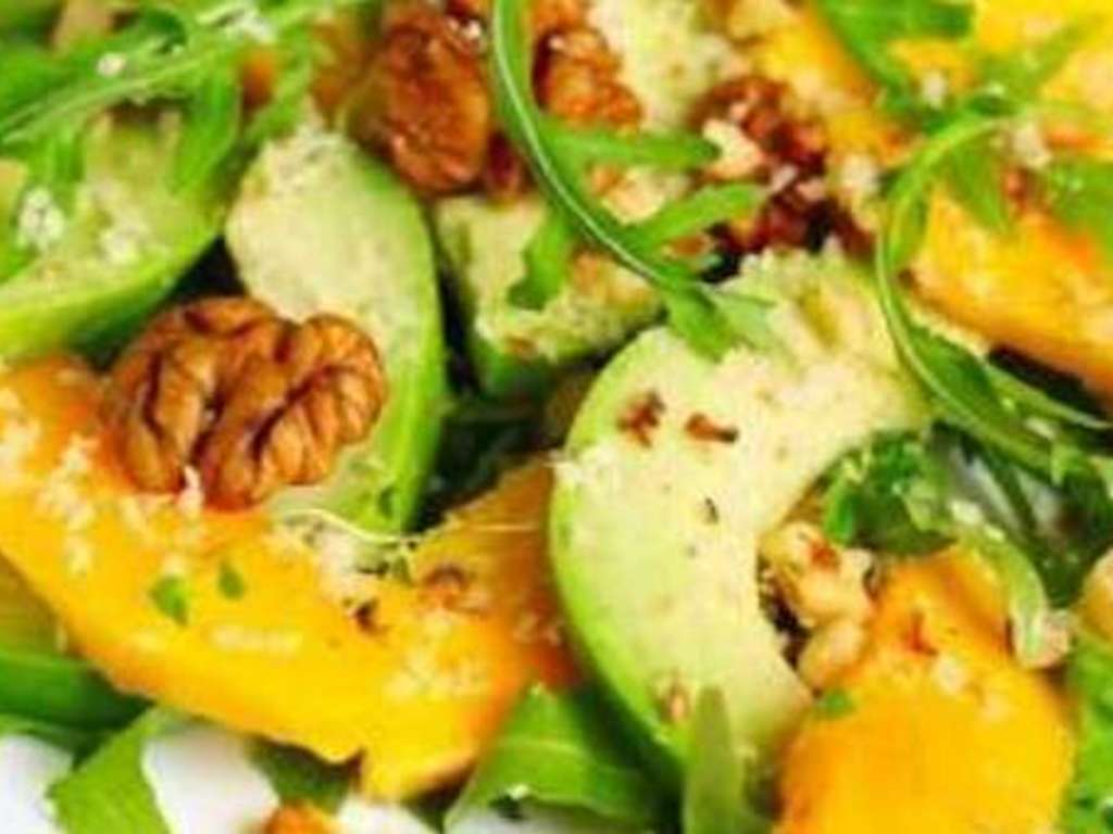 Insalata di avocado, mango, rucola e noci