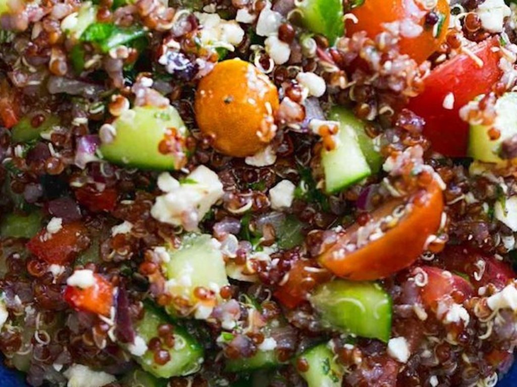 Insalata di quinoa nera con pomodorini, cetriolo e feta