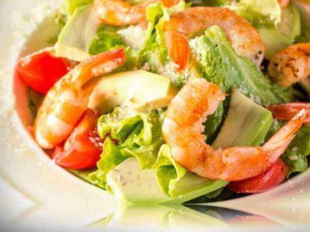 Insalatona di gamberi, avocado,  pomodorini e lattuga