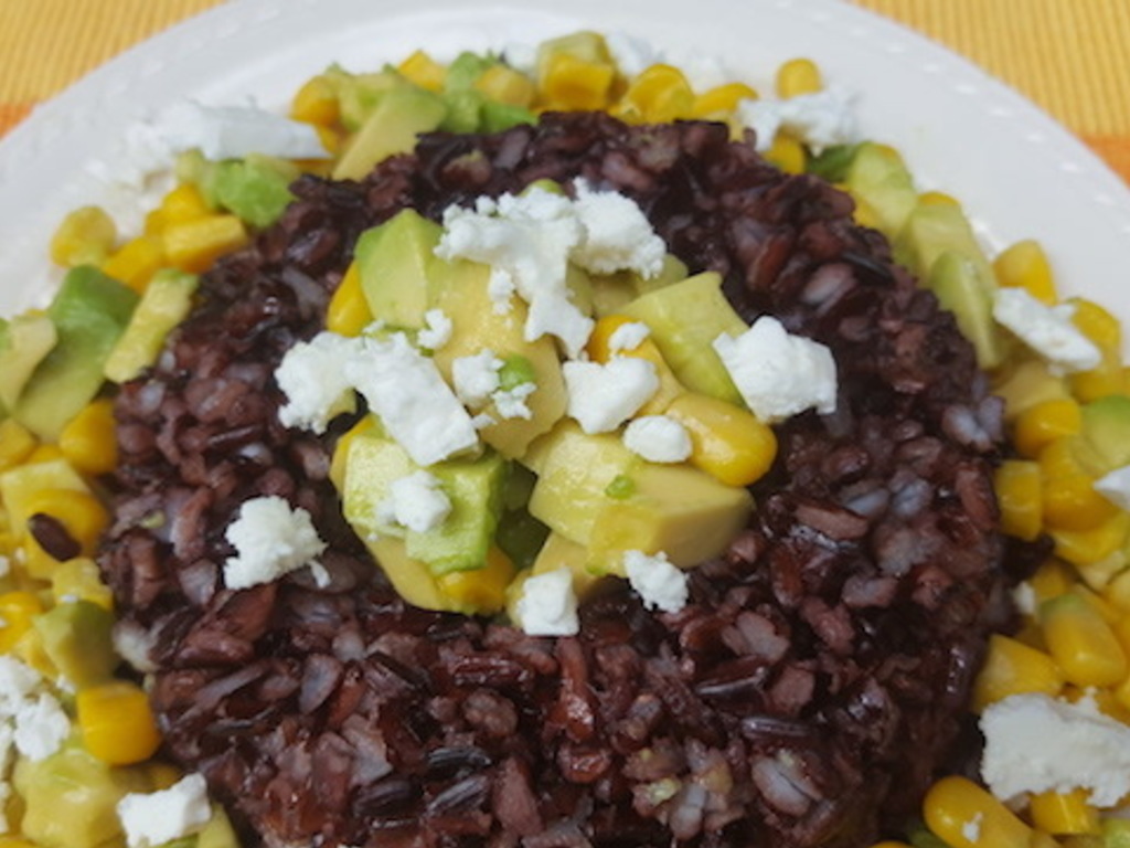 Insalata di Riso Venere con avocado e mais 