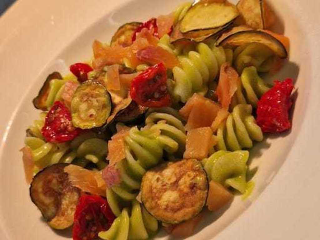 Fusilli grandi Latini, crema di zucchine e trota marinata