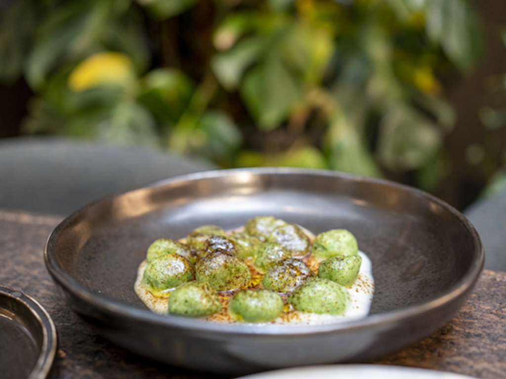 Gnocchi di patate agli spinaci, crema al cavolfiore e liquirizia 