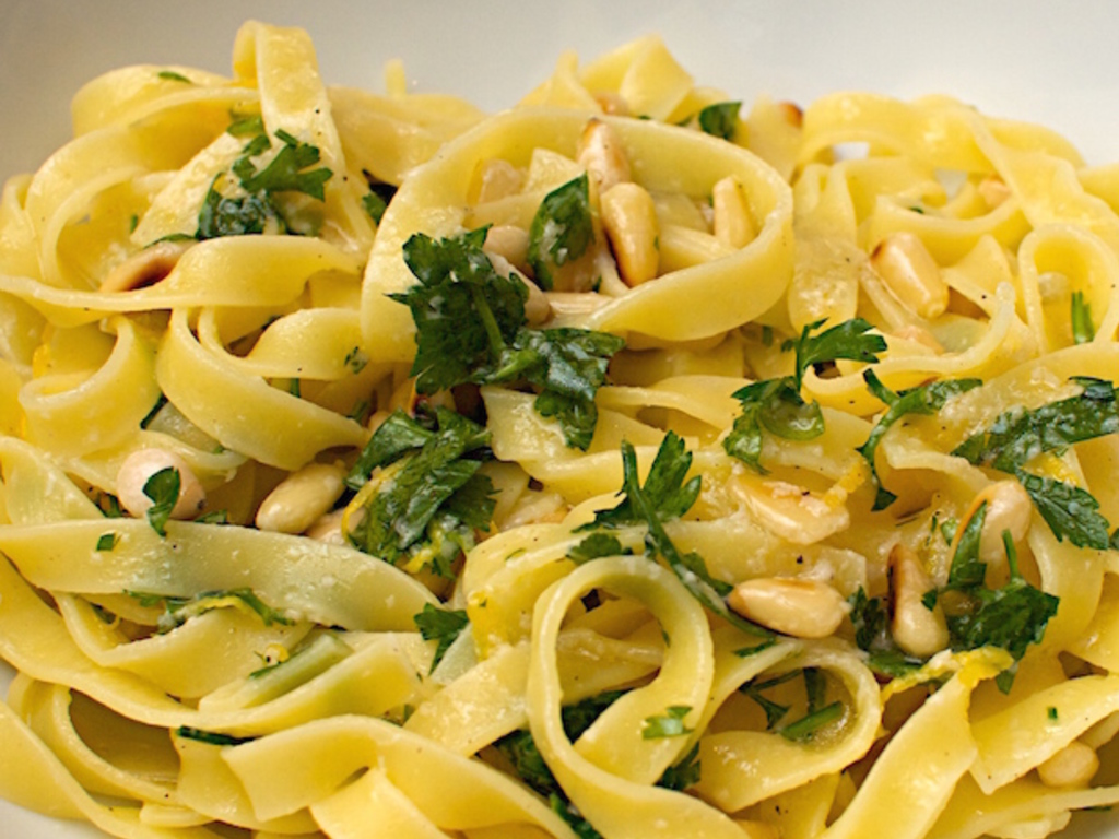 Tagliatelle al limone con pecorino e pinoli