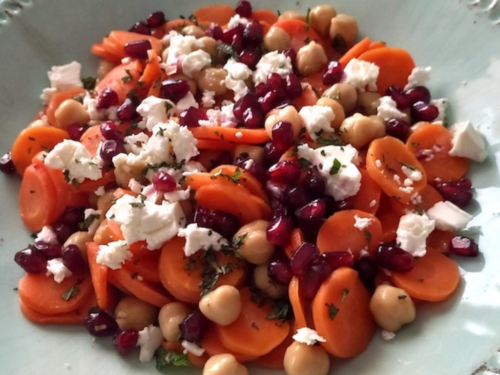 Insalata di ceci, carote,  melograno e caprino