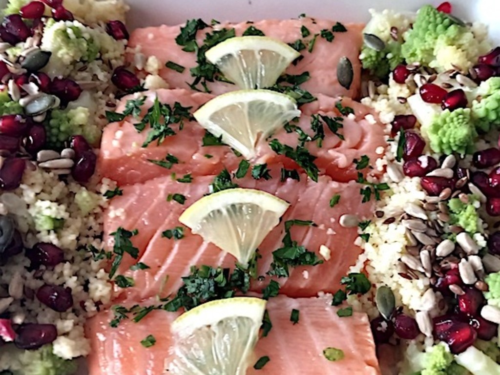 Insalata di cous cous, salmone e melograno