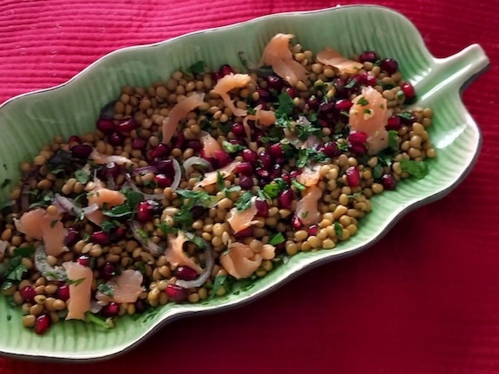 Insalata di lenticchie, salmone affumicato e melograno