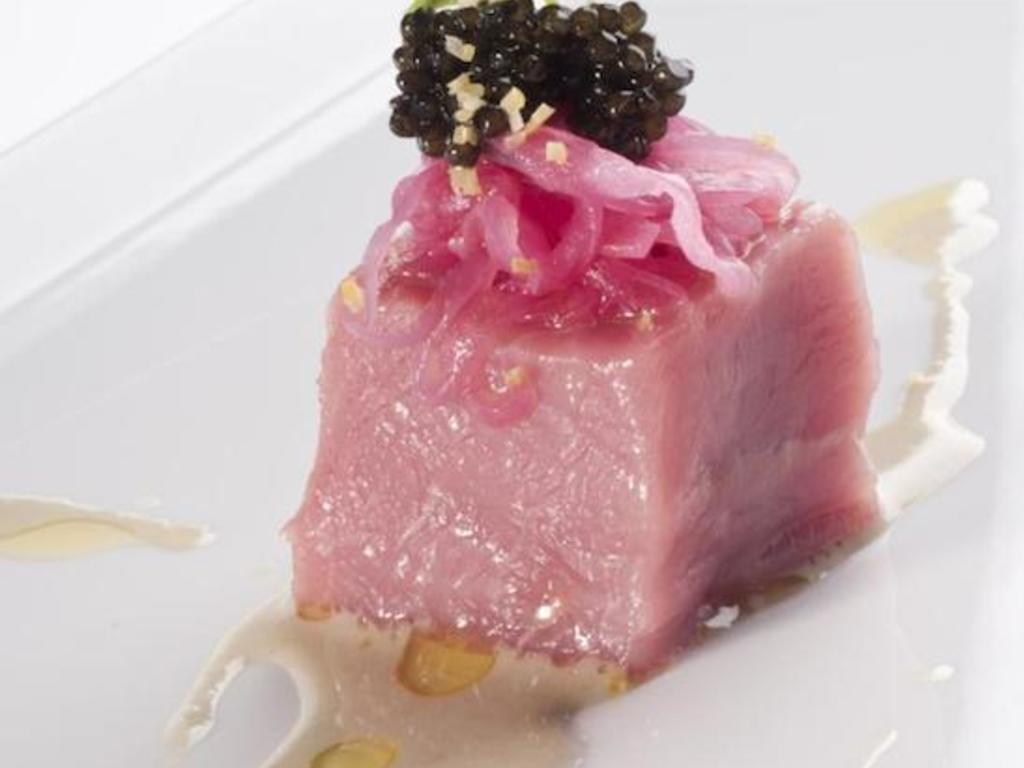 Cubo di carne di vitella di Boves, caviale, salsa all’ostrica, gremolada e cipolla rossa marinata