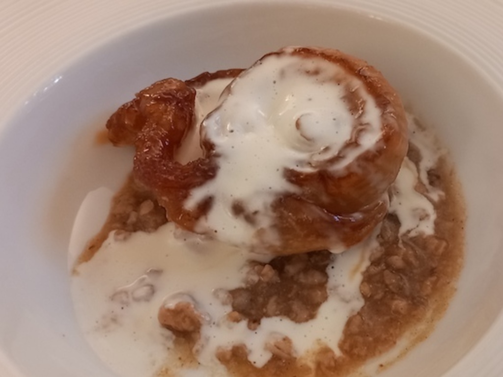 Cipolla caramellata, ragout bianco di gallina e fonduta di Robiola di Roccaverano