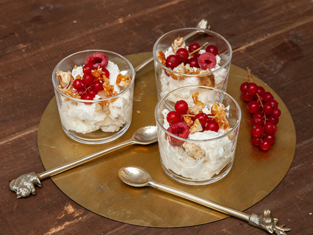 Mousse di gorgonzola con noci caramellate e frutti rossi