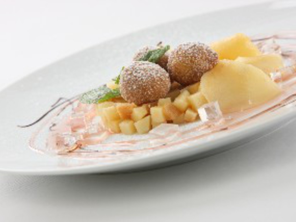 Canederli di semolino con fette di mele caramellate