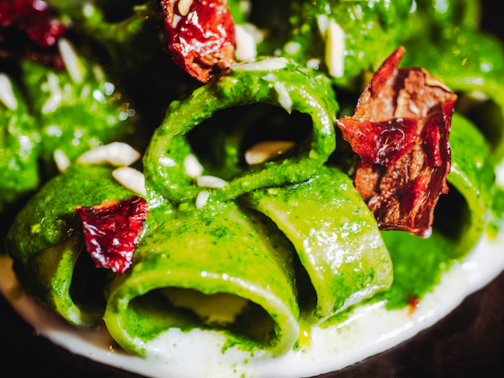 Calamarata ”Gerardo di Nola”, pesto di spinacio, gorgonzola dolce e peperone crusco