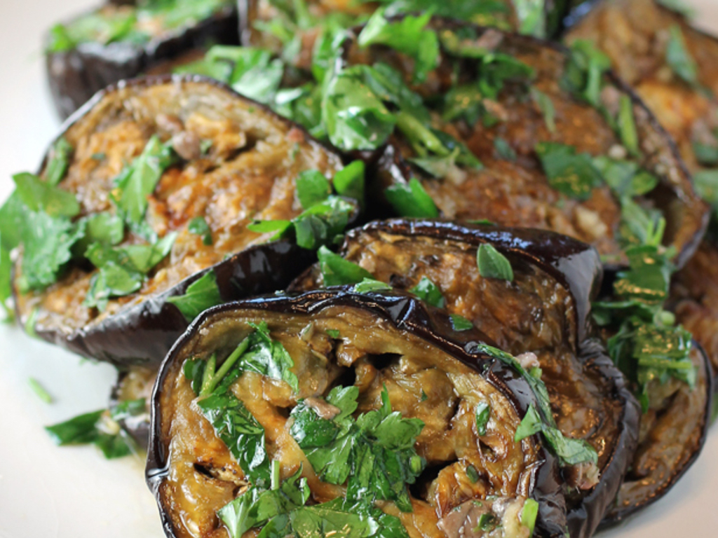 Melanzane al forno con acciughe e origano