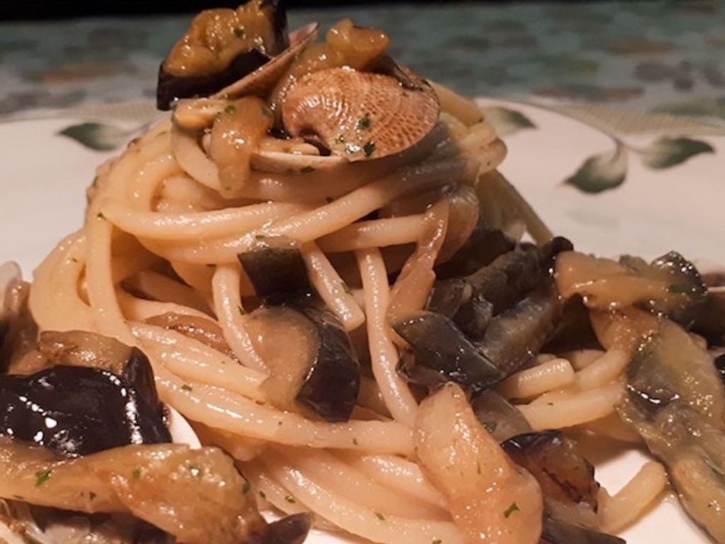 Spaghetti alle vongole e melanzane