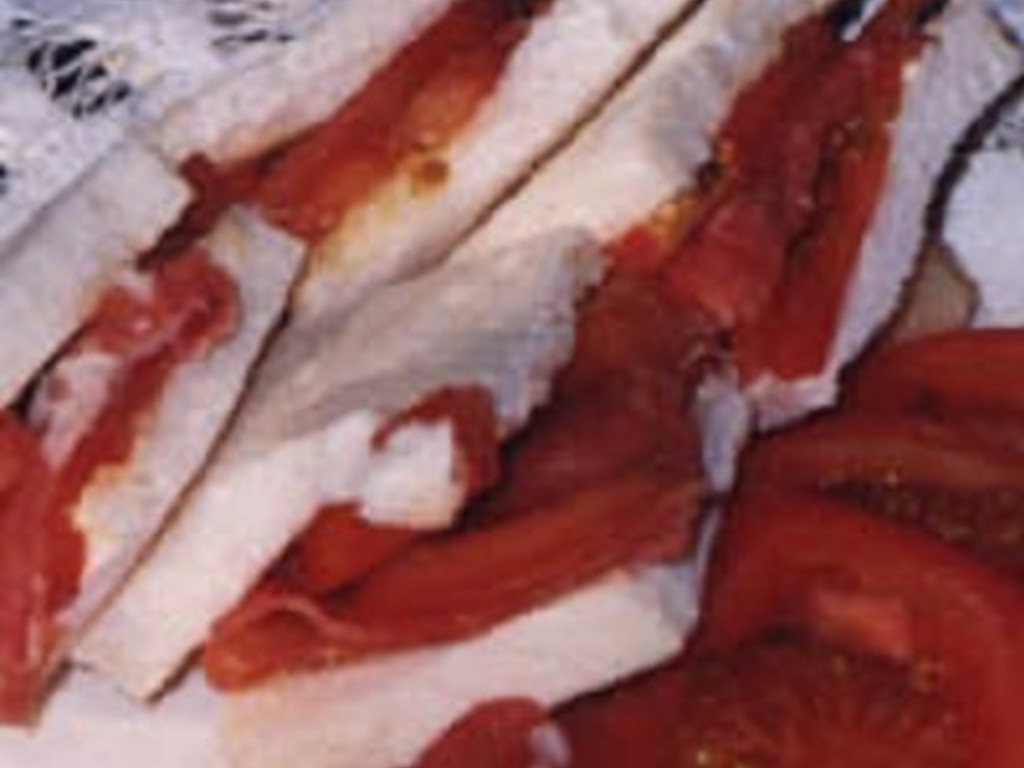 Tramezzini di prosciutto crudo e pomodoro