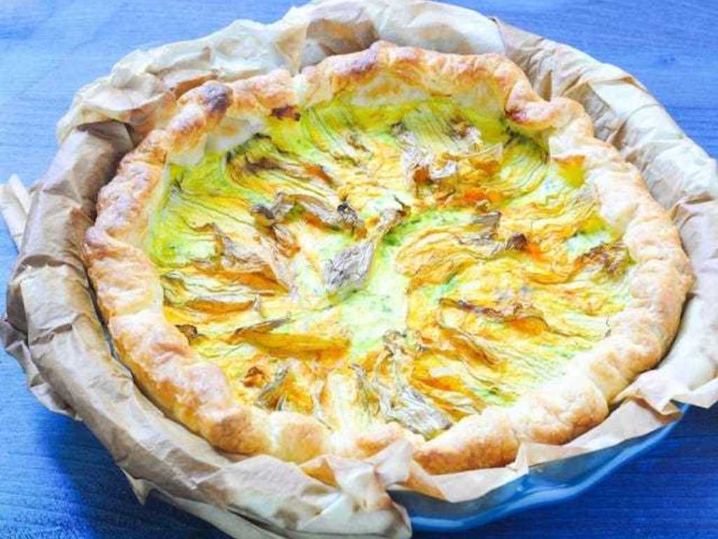 Sfogliata di fiori di zucchina