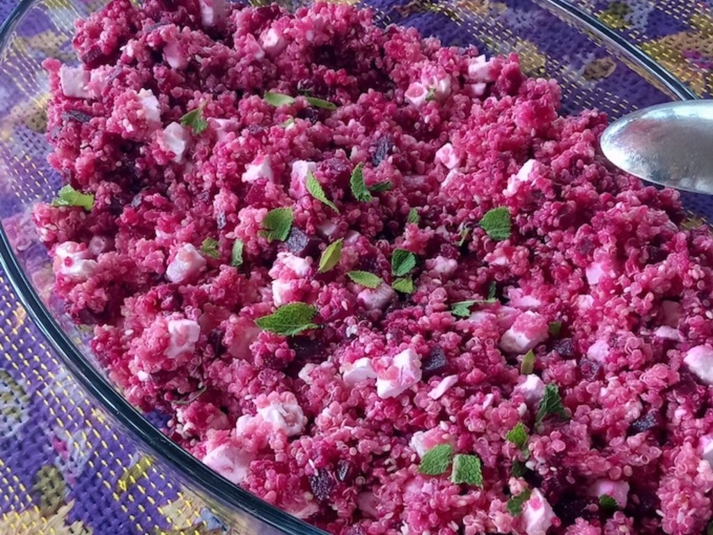 Insalata di quinoa, barbabietola e feta