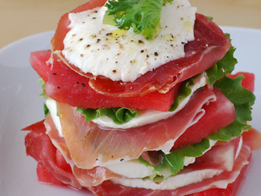 Millefoglie  di anguria, mozzarella, prosciutto e  lattuga