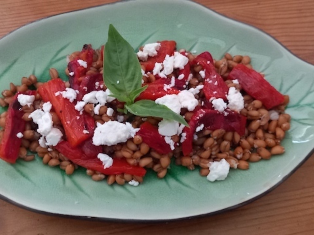 Insalata di farro, peperoni arrostiti e feta