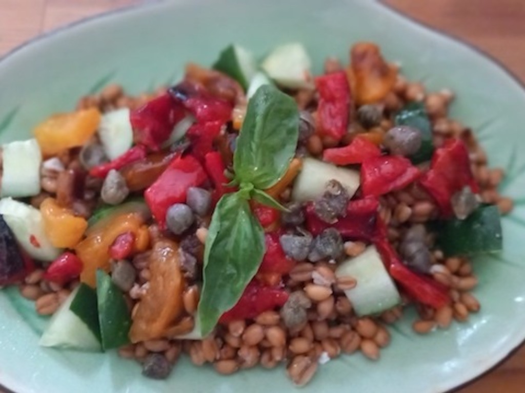 Insalata di farro, cetrioli, peperoni  arrostiti e capperi 