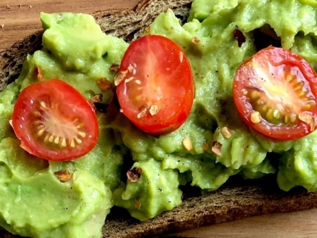 Bruschetta di avocado e pomodorini