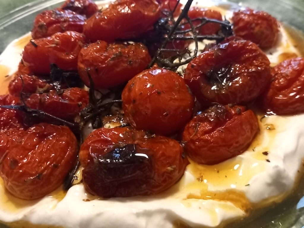 Pomodorini ciliegini e yogurt greco