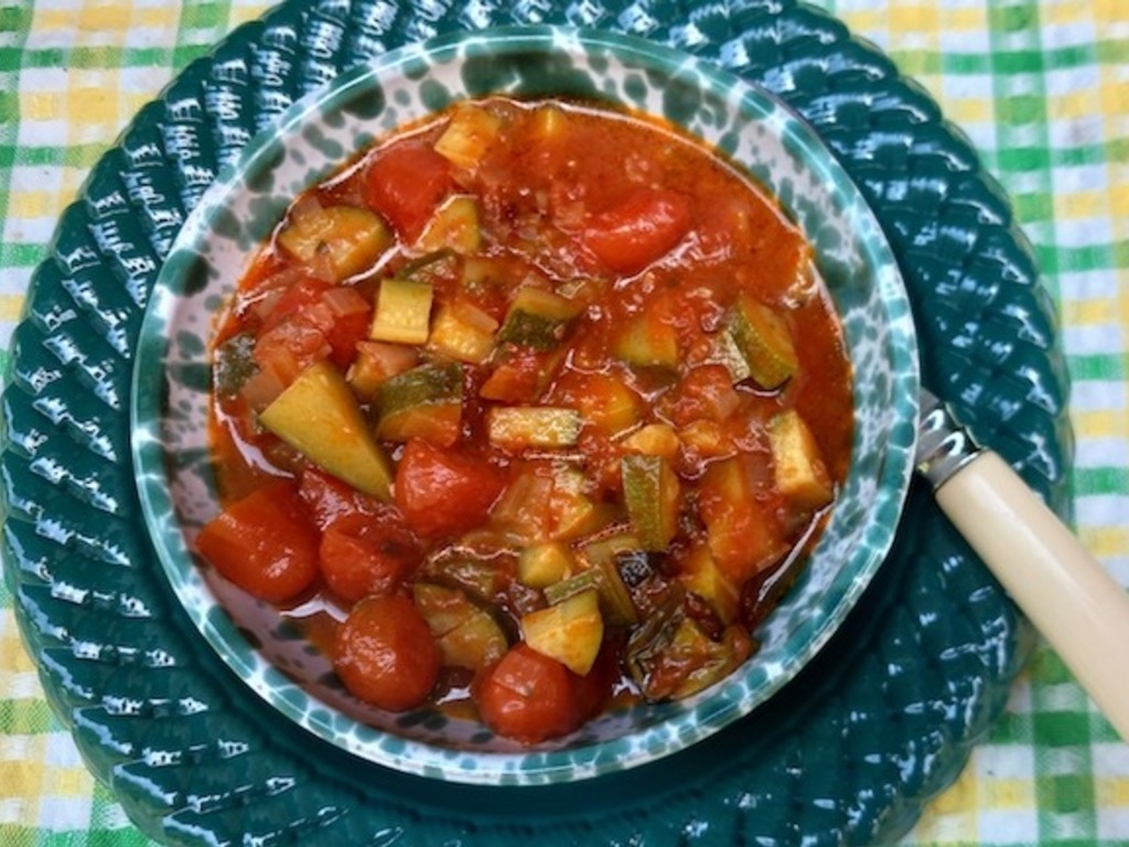 Zuppetta estiva di zucchine, pomodoro e basilico