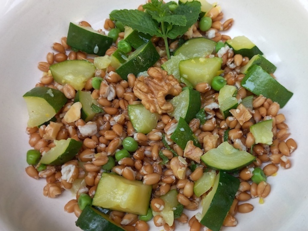Insalata di farro, zucchine, pisellini, menta e noci