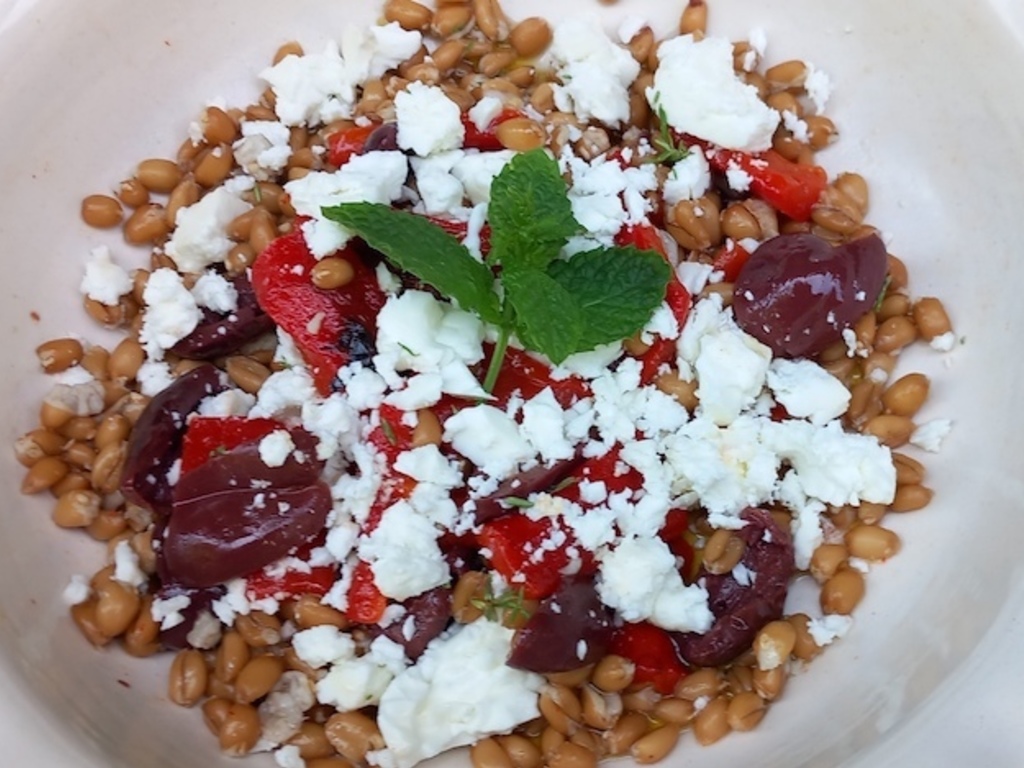 Insalata di farro, peperoni, olive e feta