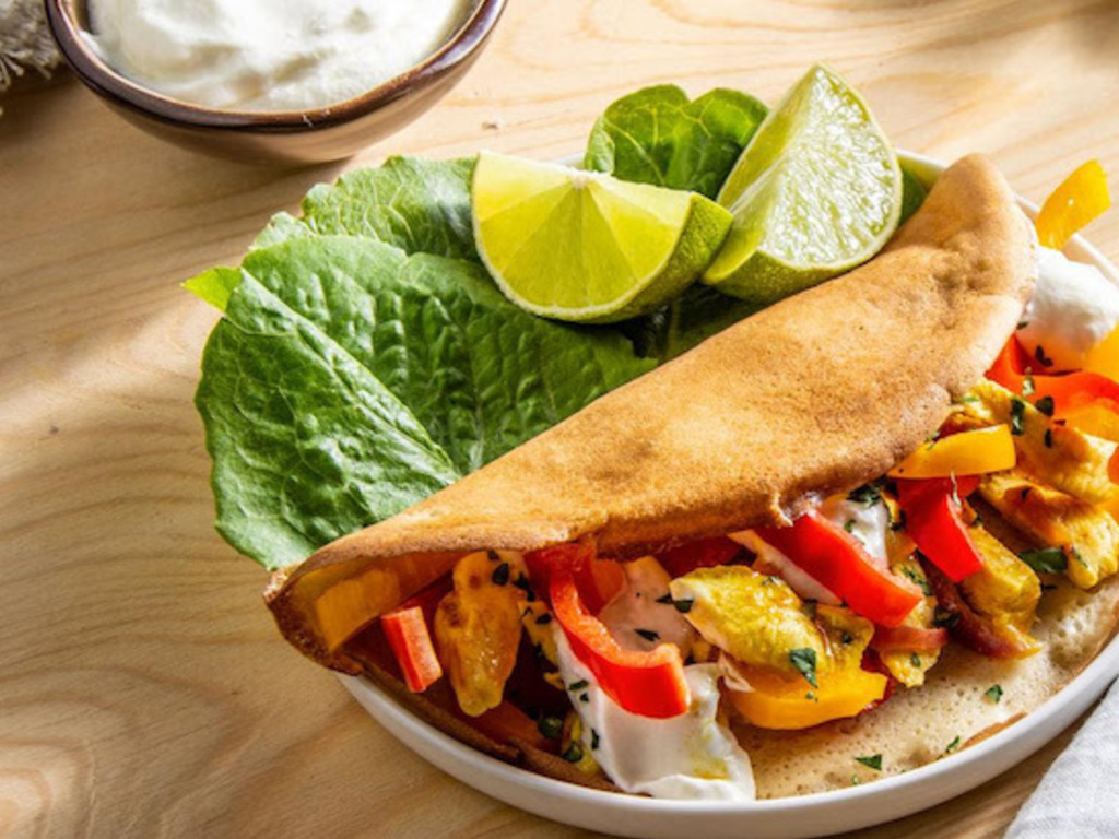 Piadina grano Khorasan Kamut con pollo speziato, peperoni e salsa allo yogurt