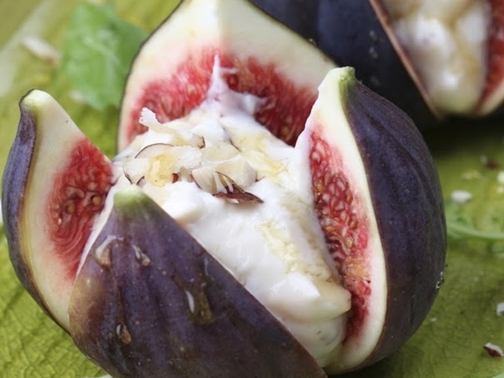 Fichi farciti con formaggio e frutta secca