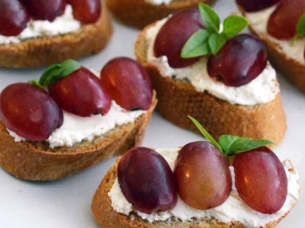Crostini di caprino all' uva