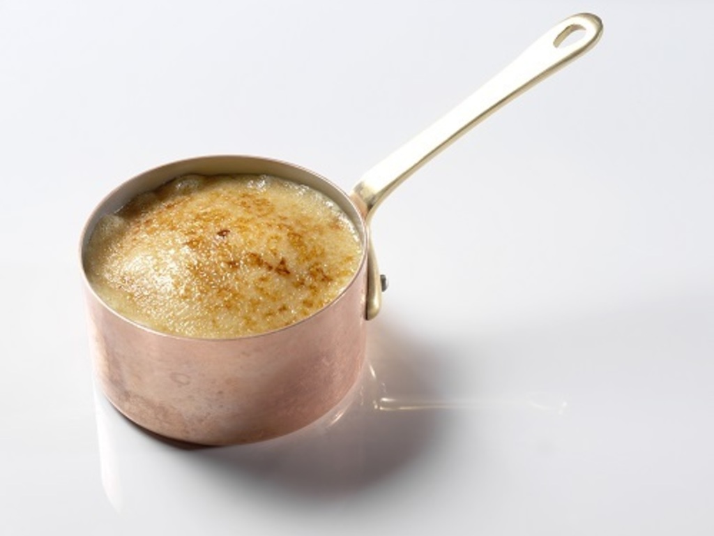 Crema bruciata, mirtilli ghiacciati, ciliegie e meringhe