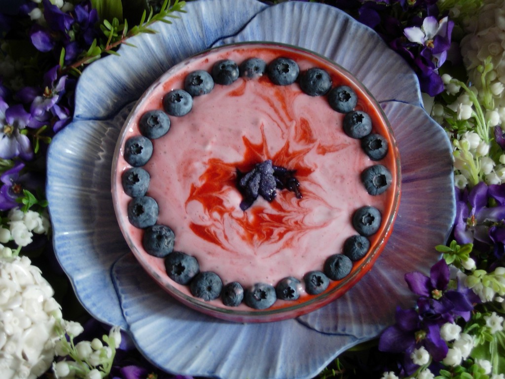 Crema di fragole con mirtilli e violette candite