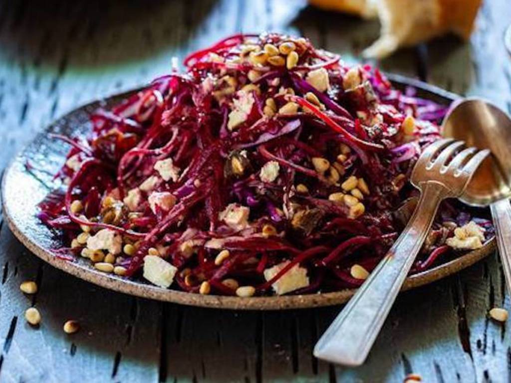 Insalata di cavolo rosso, carote, datteri, pinoli e feta