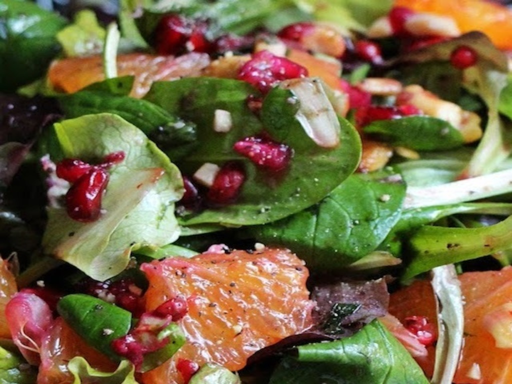 Insalatina mista con arance, melograno e pinoli