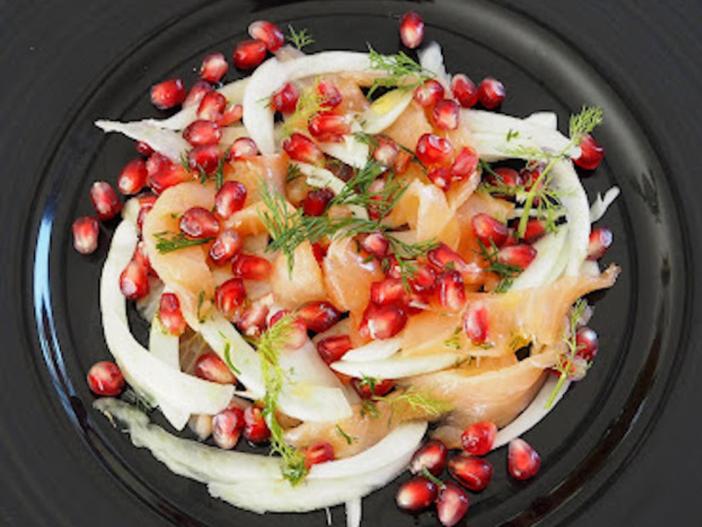 Insalata di finocchio, salmone affumicato e melograno