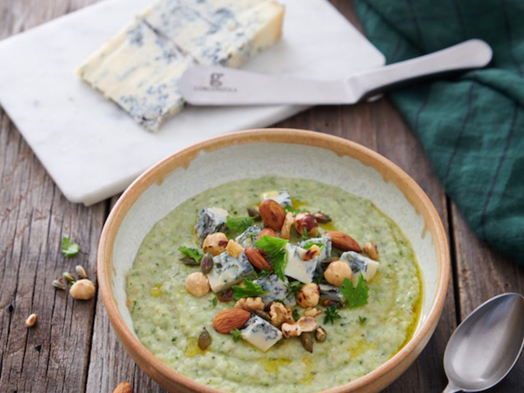 Crema con minestrone, Gorgonzola DOP piccante, frutta secca e prezzemolo tritato